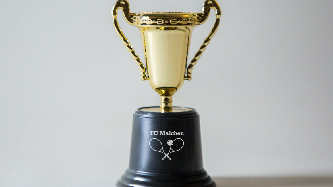 Pokal mit TCM-Logo